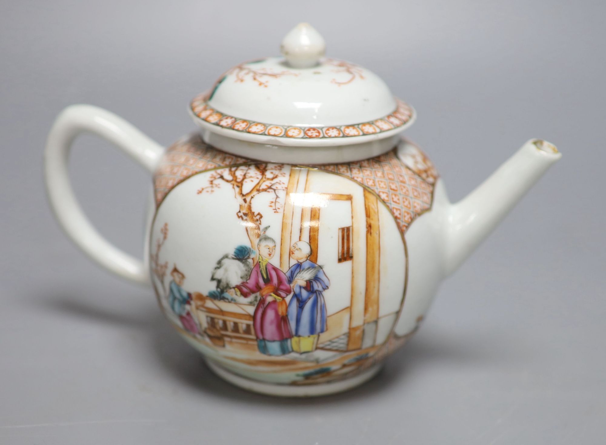 An 18th century Chinese export teapot, Qianlong period, height 15cm